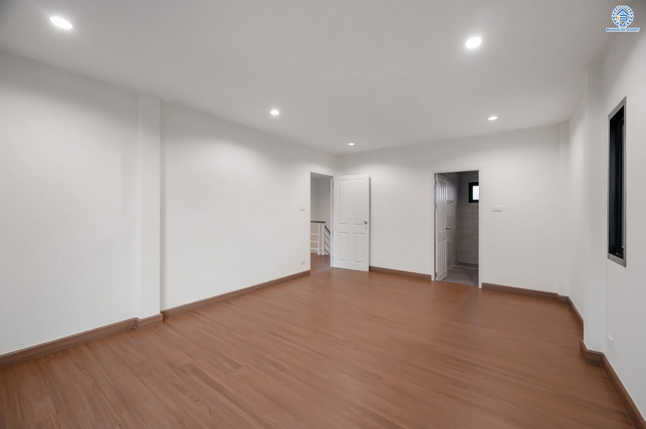 บ้านมือสองตกแต่งใหม่ โครงการ กฤษดานคร20 ปิ่นเกล้า-ติดถนนบรมราชชนนี เนื้อที่ 86 ตร.ว. บ้านเดี่ยวหลังใหญ่ พร้อมฟังก์ชัน 3 ห้องนอน 3 ห้องน้ำ 1 ห้องห้องอเนกประสงค์ จอดรถได้ 2 คัน บนทำเลเชื่อมต่อเมืองอย่างรวดเร็ว ใกล้ทางคู่ขนานลอยฟ้าบรมราชชนนี ทางด่วน "กาญจนาภิเษก" ม.มหิดล และเซ็นทรัลปิ่นเกล้า